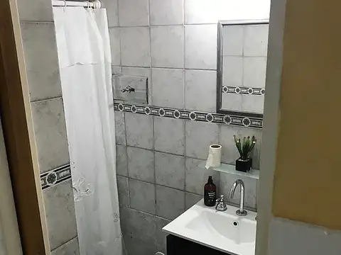 Casa de 3 ambientes con cochera y quincho.