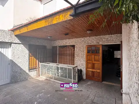 Venta galpon al fondo con departamento 2 ambientes San Justo