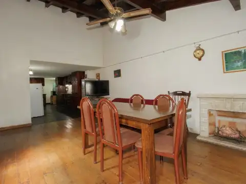 VENTA CASA 4 AMB. PILETA-JARDIN-COCHERA