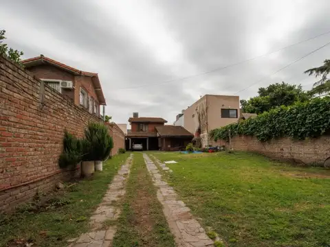 VENTA CASA 4 AMB. PILETA-JARDIN-COCHERA