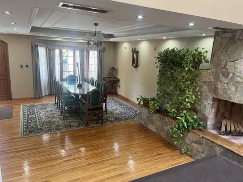Casa en Venta con 4 cocheras