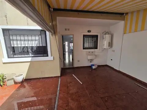 Hermoso dpto planta baja con patio-jardín, espacio guarda auto.