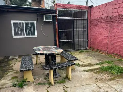 CASA 4 AMB EN VENTA CON PARQUE BERAZATEGUI