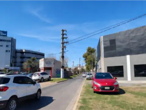 VENTA | GALPÓN + CONSTRUCCIÓN INDEPENDIENTE SOBRE LOTE DE 1.450 M² – PILAR