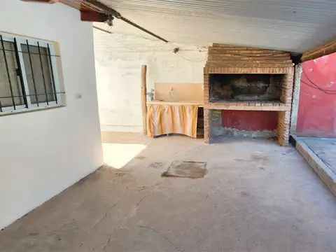 Casa 6 ambientes con 2 baños