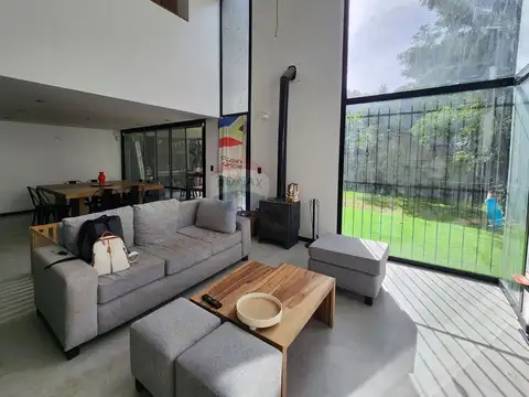 Casa en Alquiler con 2 cocheras