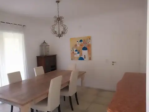 Muy linda casa en 2 plantas, en Bº El Encuentro. Galería amplia. Parrilla. Pileta y jardín CON RENTA