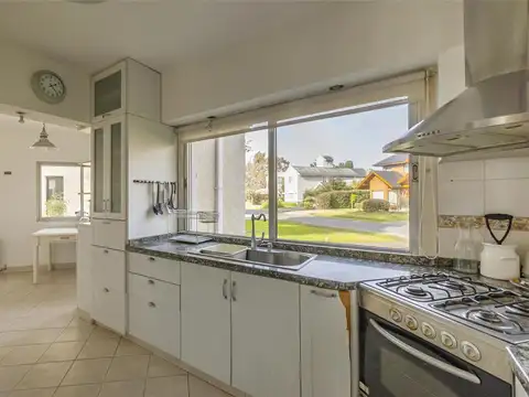 Casa en Alquiler en Tristán Suárez, USD 1.350