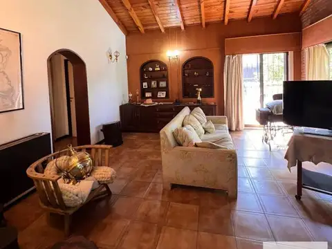 Casa en venta - 3 Dormitorios 3 Baños - Cocheras - 486Mts2 - Villa Adelina