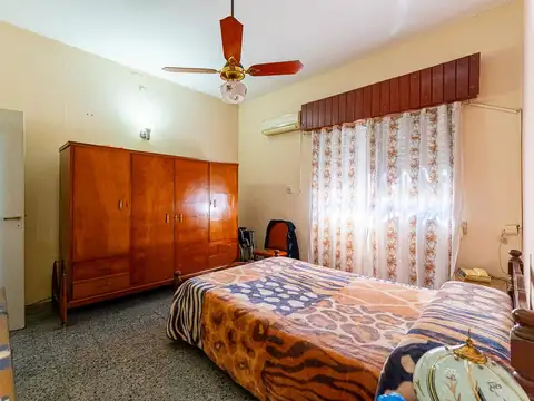VENTA - Casa dos dormitorios, patio verde y cochera - Azcuénaga, Rosario. APTO CRÉDITO.
