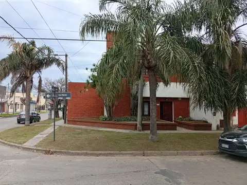 Casa amplia de dos plantas en esquina