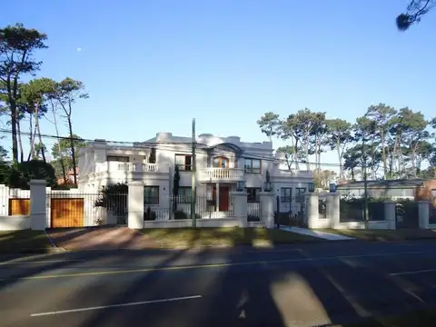 Casa 6 ambientes con 7 baños