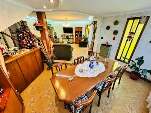 Casa en Cardiel 7500 de cinco ambientes con cochera doble y patio