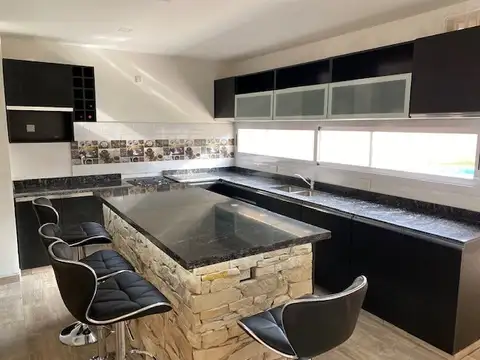 Casa 6 ambientes con 3 baños