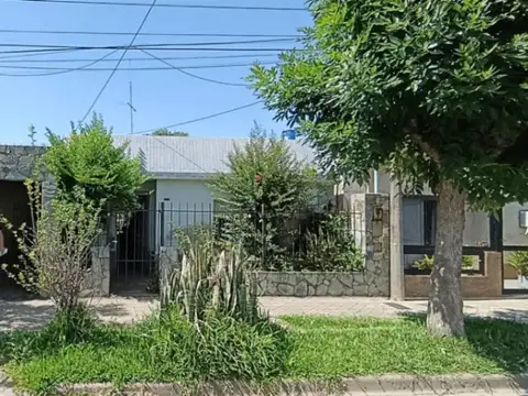 Venta | 2 Casas | 4 Dormitorios | Cochera | Capitán Bermúdez | Barrio Centro