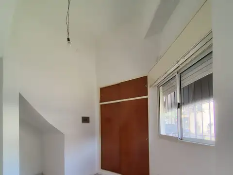 TIPO CASA – AL FRENTE - ENTRADA INDEPENDIENTE – EXCELENTE ESTADO - SIN EXPENSAS