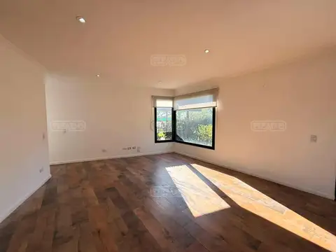 Casa en Alquiler con 1 cochera
