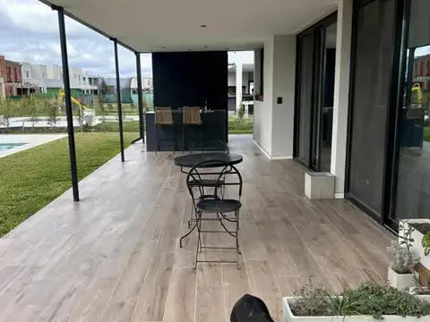 Casa en Venta con 4 cocheras