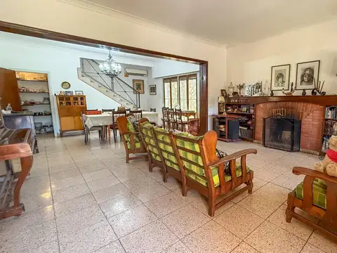 Casa 8 ambientes con 2 baños