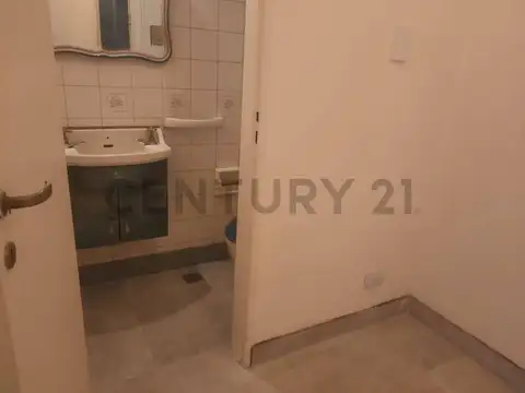 VENTA DPTO RECICLADO, CON PATIO Y DEPENDENCIA 3 AMBIENTES