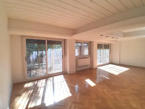 Venta piso al frente con cochera, dos patios y dos bauleras - Caballito Sur
