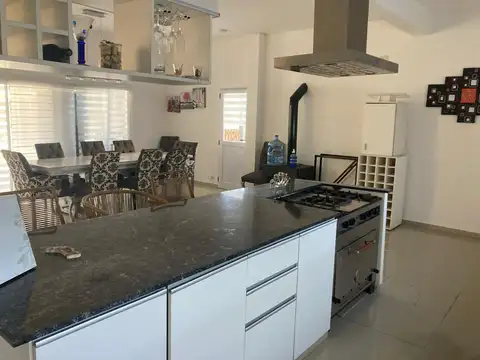 Casa en Venta con 4 cocheras