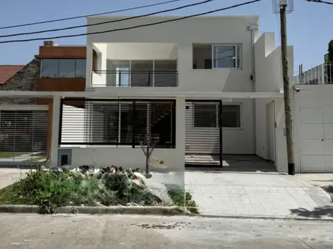 ¡VENDE! Casa en calle 524 e/ 10 y Av. Antártida – ¡A ESTRENAR!