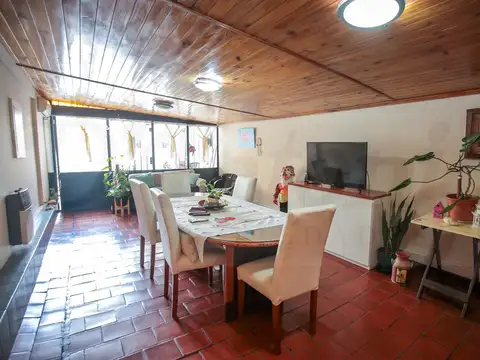 Luminoso 4 ambientes con patio único, play-room y quincho. Listo para mudarse.