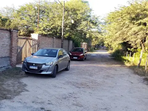 VENTA - CASA CON PILETA, PARQUE Y DISEÑO MODERNO