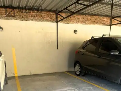 ALQUILER COCHERA CUBIERTA  EN LANÚS OESTE