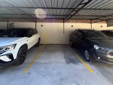 ALQUILER COCHERA CUBIERTA  EN LANÚS OESTE
