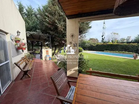 Casa en venta de 5 amb. EN INCREIBLE lote, cochera y pileta. Barrio El Recodo
