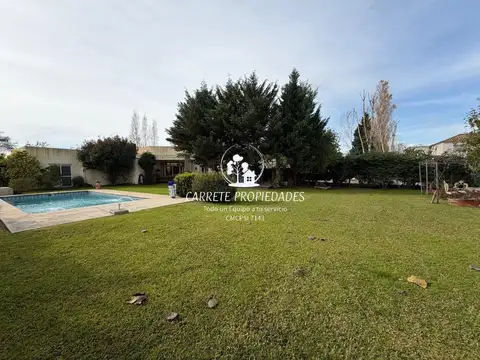 Casa en venta de 5 amb. EN INCREIBLE lote, cochera y pileta. Barrio El Recodo 100