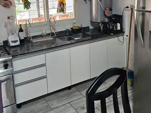 Casa 4 ambientes con 2 baños