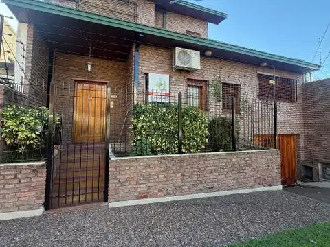 Casa tipo PH en venta de 4 Ambientes con garaje y patio en Quilmes Centro