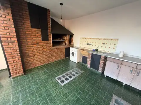 Casa tipo PH en venta de 4 Ambientes con garaje y patio en Quilmes Centro