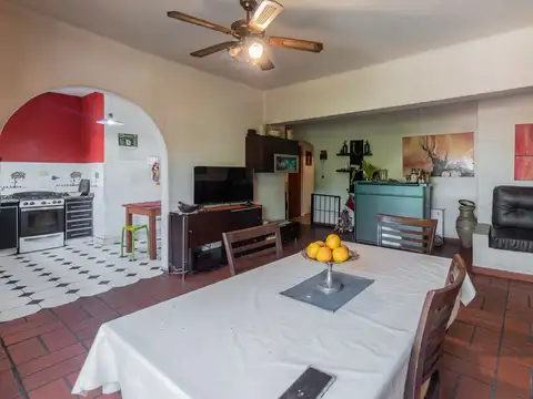 Casa 7 ambientes con 2 baños