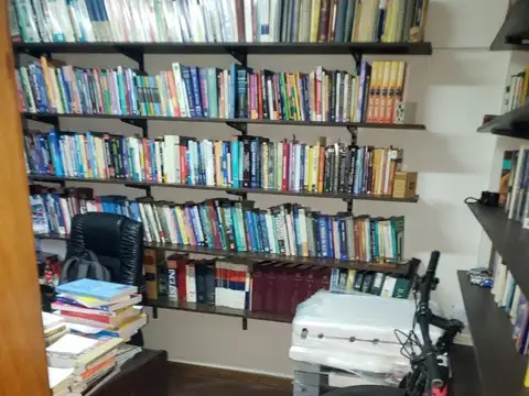 Oficina en primer piso sobre Av. Entre rios al 700