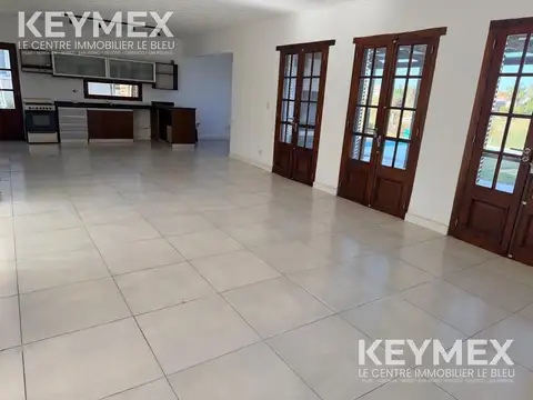 Casa en Alquiler con 2 cocheras