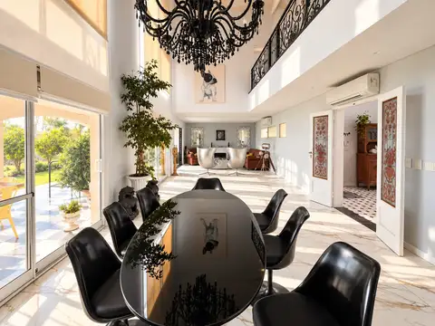 Casa en Venta con 4 cocheras