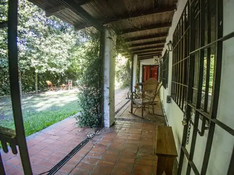 VENTA CASA 6 AMB. CON PARQUE + ESCRITORIO+LAVADERO