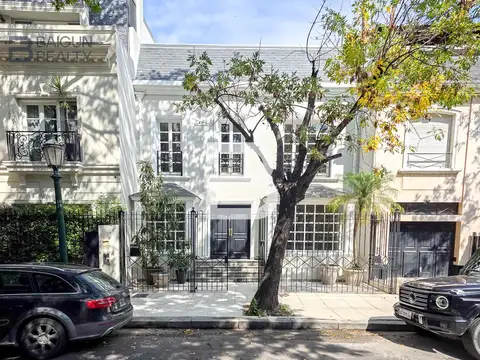 Casa de 4 ambientes con patio en venta en Barrio Parque