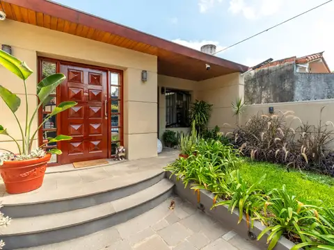 Espectacular casa en venta, plena zona residencial de San Isidro con muy buen jardín y piscina.