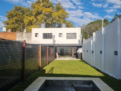 Casa de 3 ambientes con cochera en venta en Punta Chica, San Fernando