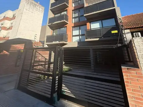 Departamento monoambiente con balcón en alquiler en Castelar.
