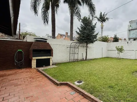 VENTA DE CASA CON DOBLE VIVIENDA SOBRE LOTE PROPIO GRAN JARDIN APTO CREDITO EN DEVOTO