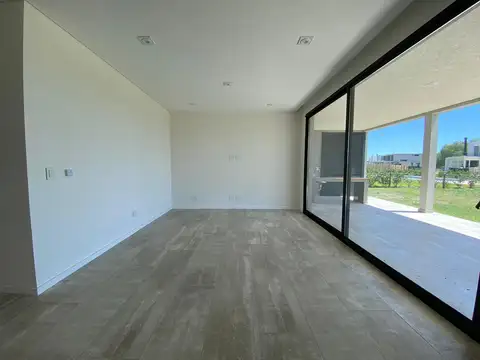 Casa en Alquiler con 2 cocheras