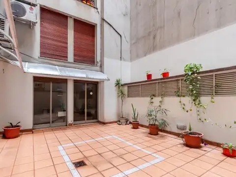 Semipiso I frente I amplio patio I cochera I buena distrib.
