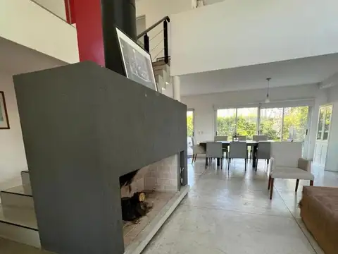 Casa en Venta con 3 cocheras