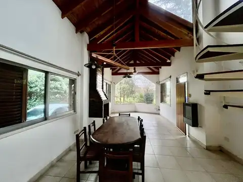 Casa 4 ambientes con 2 baños